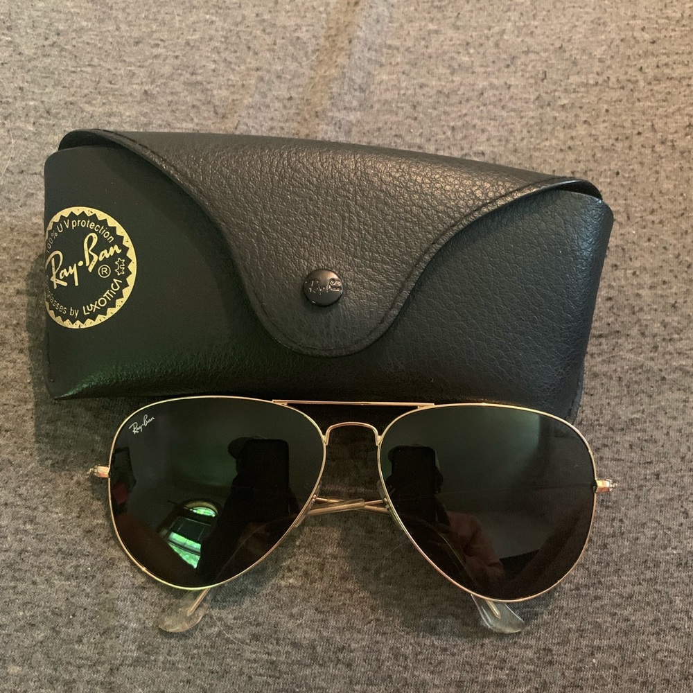 Black Ray Bans aviators